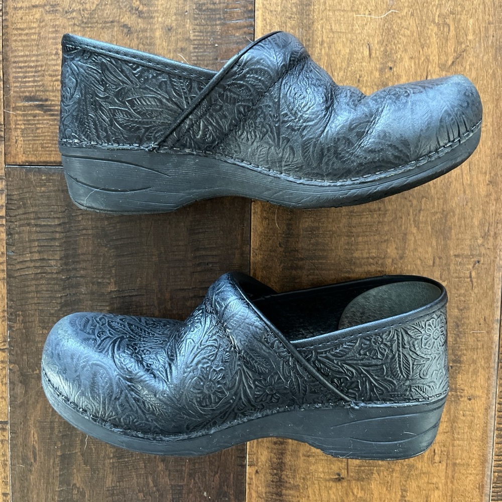 Dansko Women's XP 2.0 clogs with Black Leather Floral Tooled design Sz 38